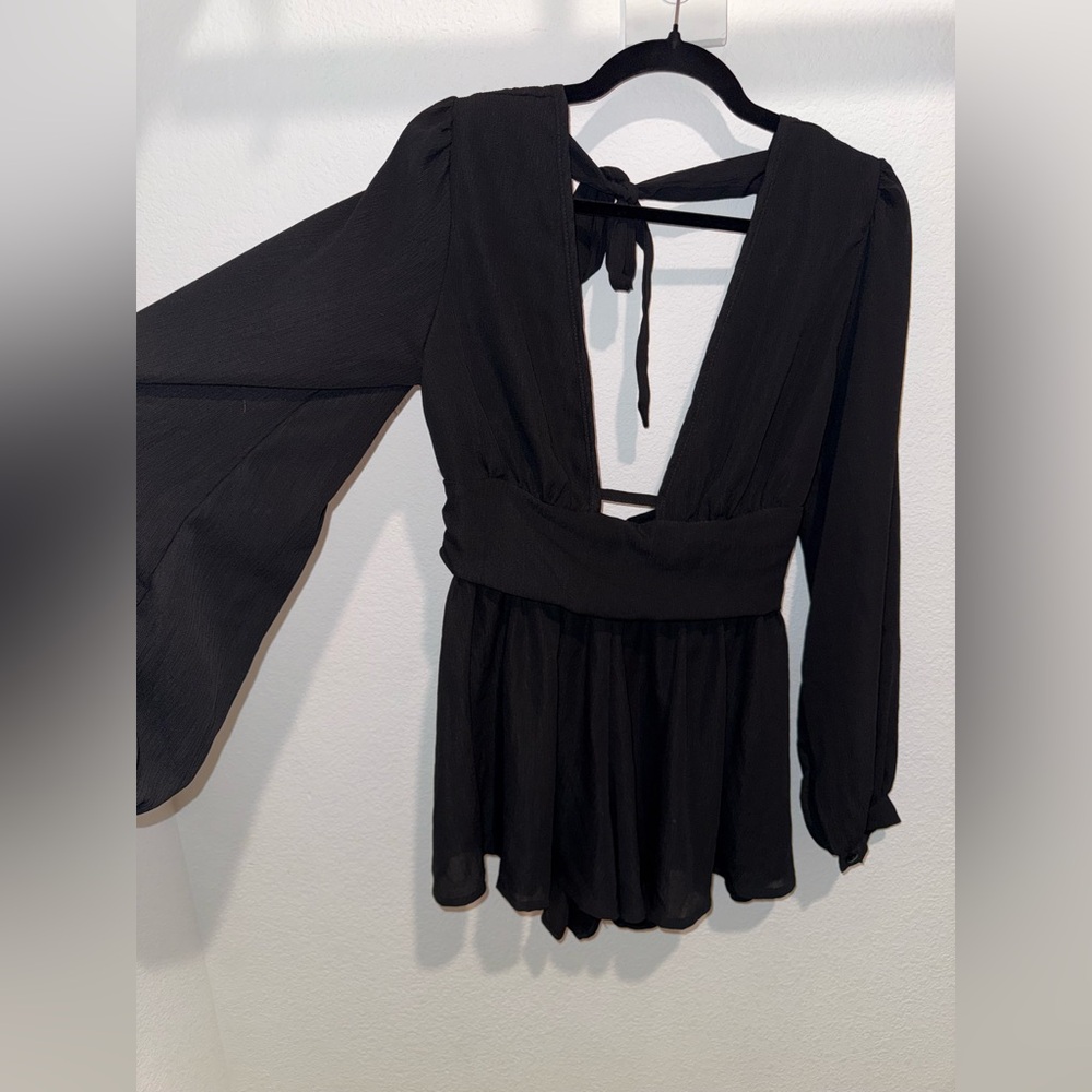 NWT PrettyLittleThing Black Bell Sleeve Plunge Top (Size 12)